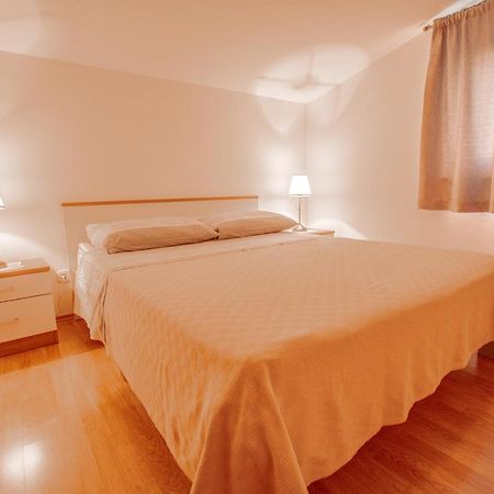 Apartments Lea Porec Bagian luar foto