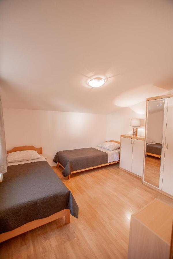 Apartments Lea Porec Bagian luar foto
