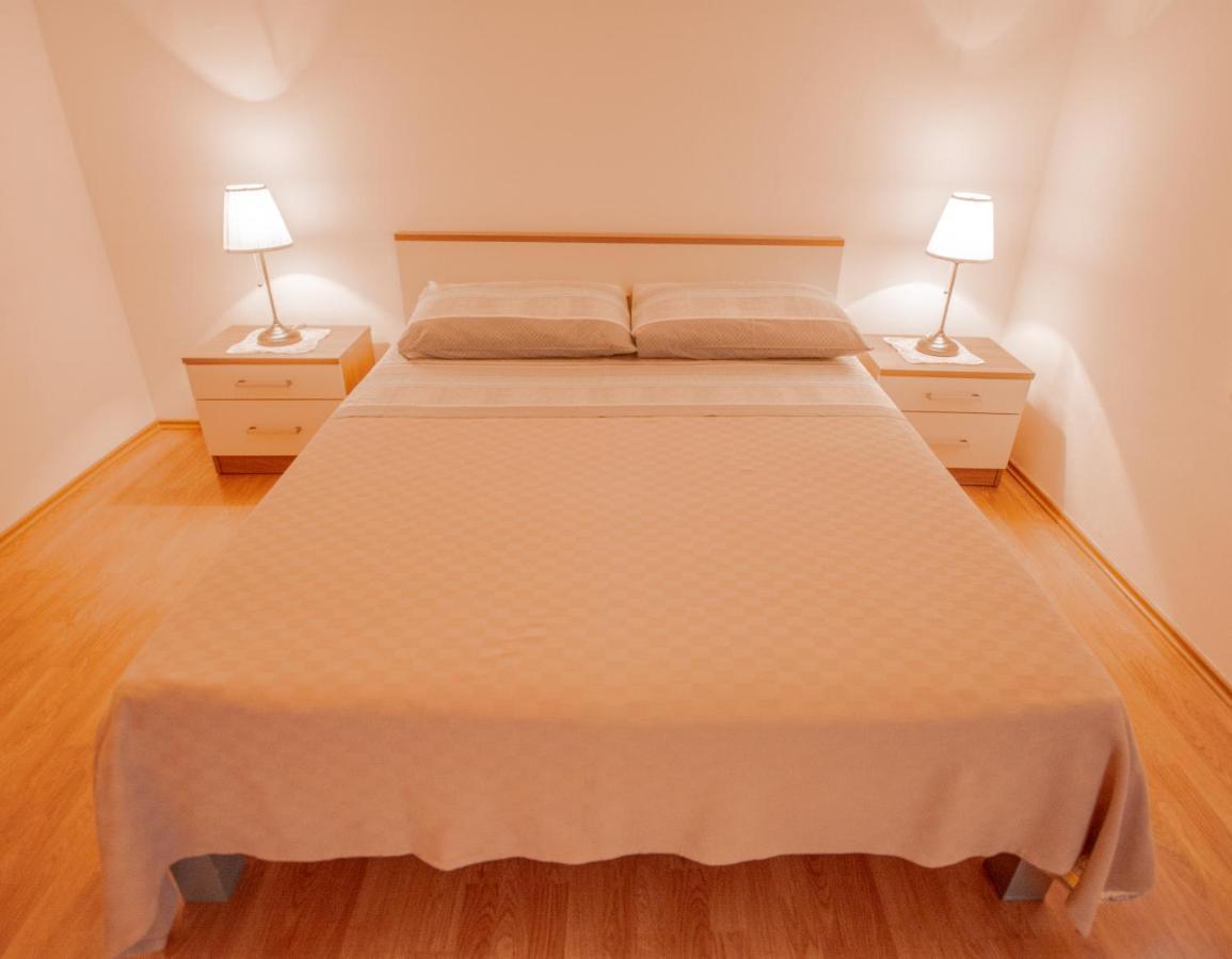 Apartments Lea Porec Bagian luar foto
