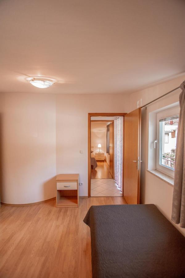 Apartments Lea Porec Bagian luar foto